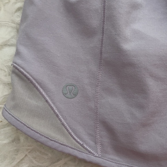 LULULEMON HOTTY HOT LOW RISE 2.5” SHORTS - Picture 3 of 4